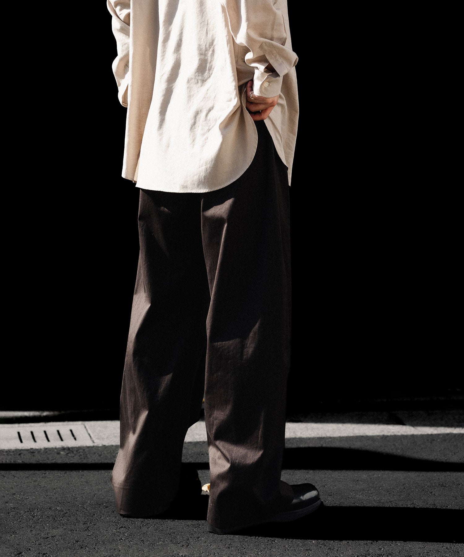 ssstein / シュタイン】COTTON SATIN ROUND PANTS - DARK BROWN | 公式