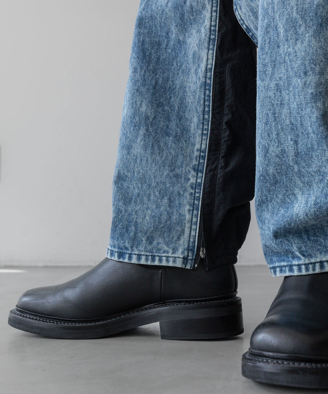 stein(シュタイン)の24SSコレクションNYLON COMBINATION CHEMICAL BLEACHED DENIM JEANSのINDIGO