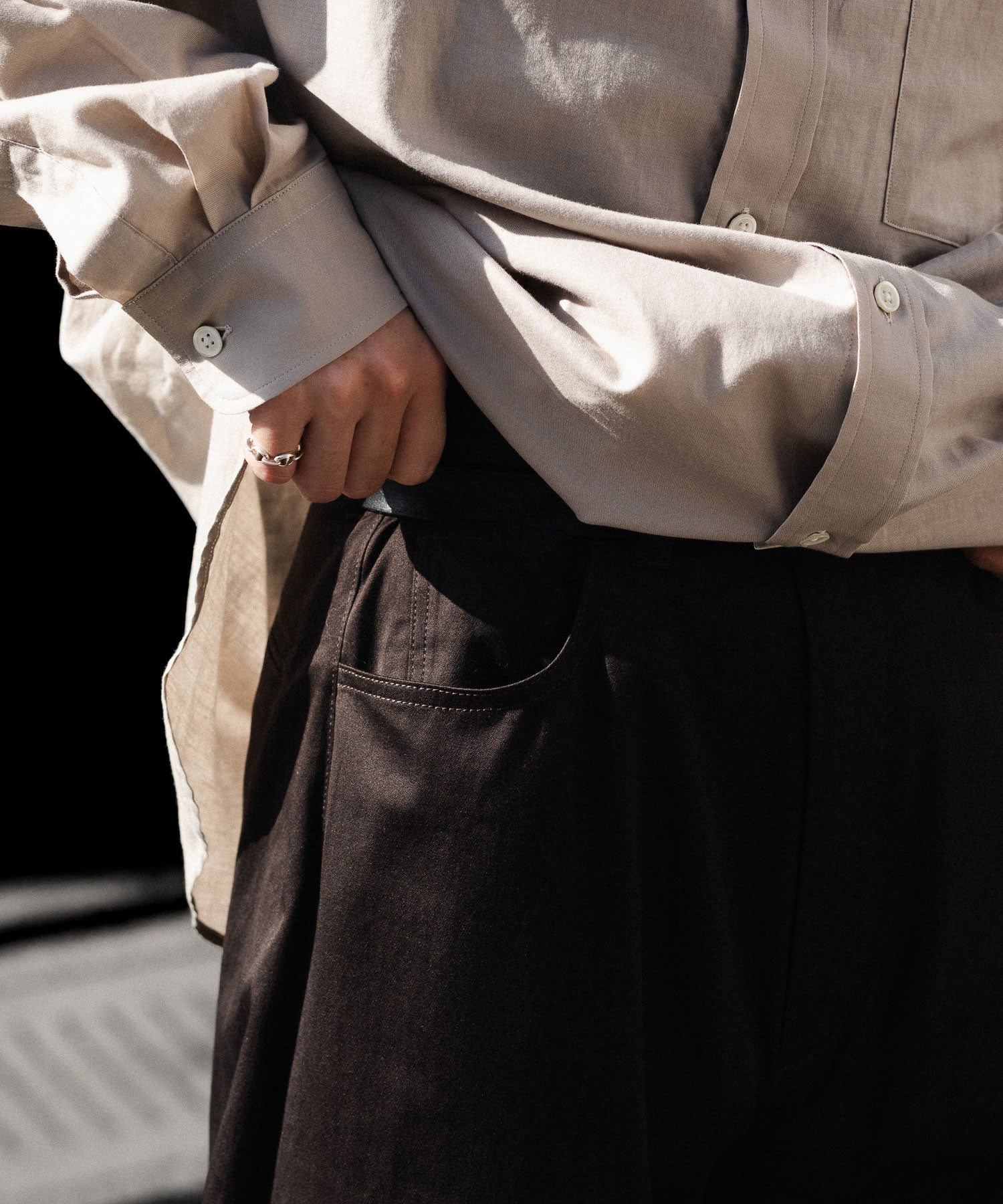 ssstein / シュタイン】COTTON SATIN ROUND PANTS - DARK BROWN | 公式