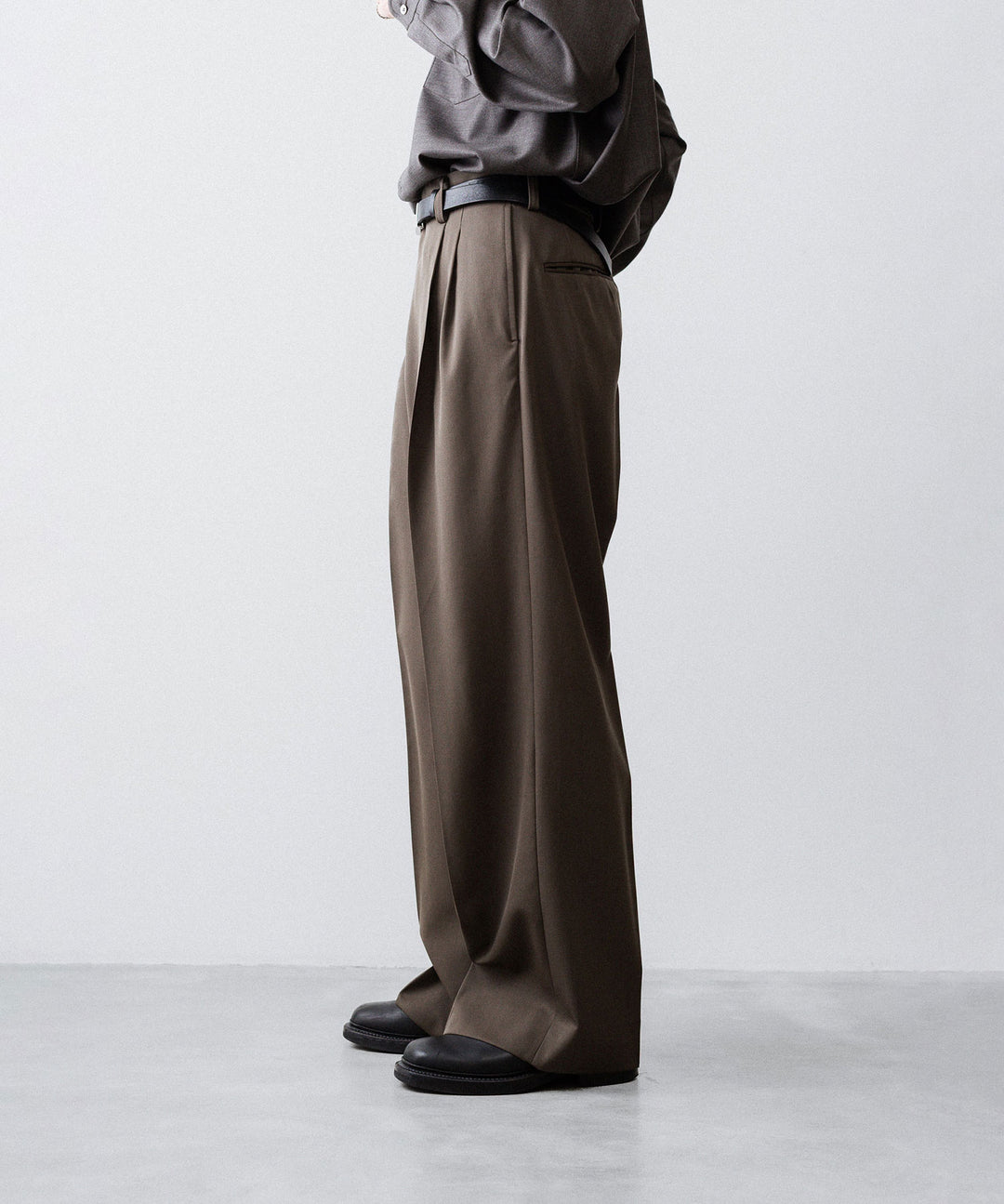 ssstein(シュタイン)のLONG WIDE TROUSERS (2/90 WOOL GABARDINE) - DARK BEIGEの公式通販サイトsession福岡セレクトショップ