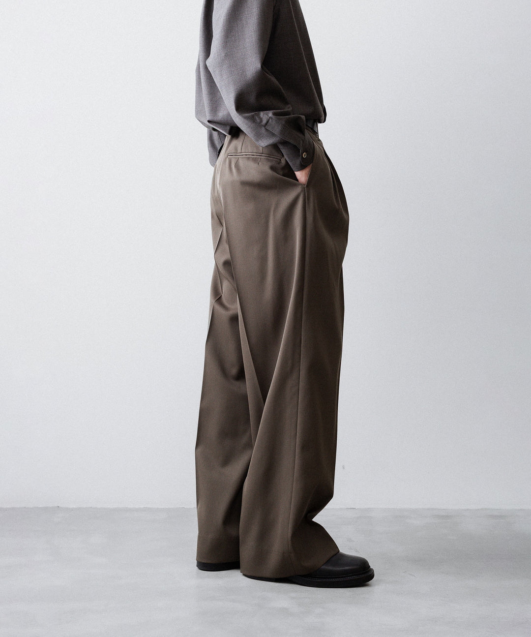 ssstein(シュタイン)のLONG WIDE TROUSERS (2/90 WOOL GABARDINE) - DARK BEIGEの公式通販サイトsession福岡セレクトショップ