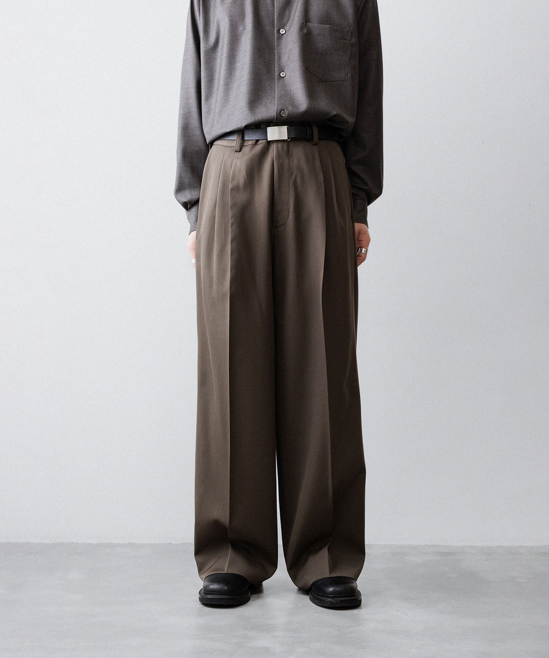 ssstein(シュタイン)のLONG WIDE TROUSERS (2/90 WOOL GABARDINE) - DARK BEIGEの公式通販サイトsession福岡セレクトショップ