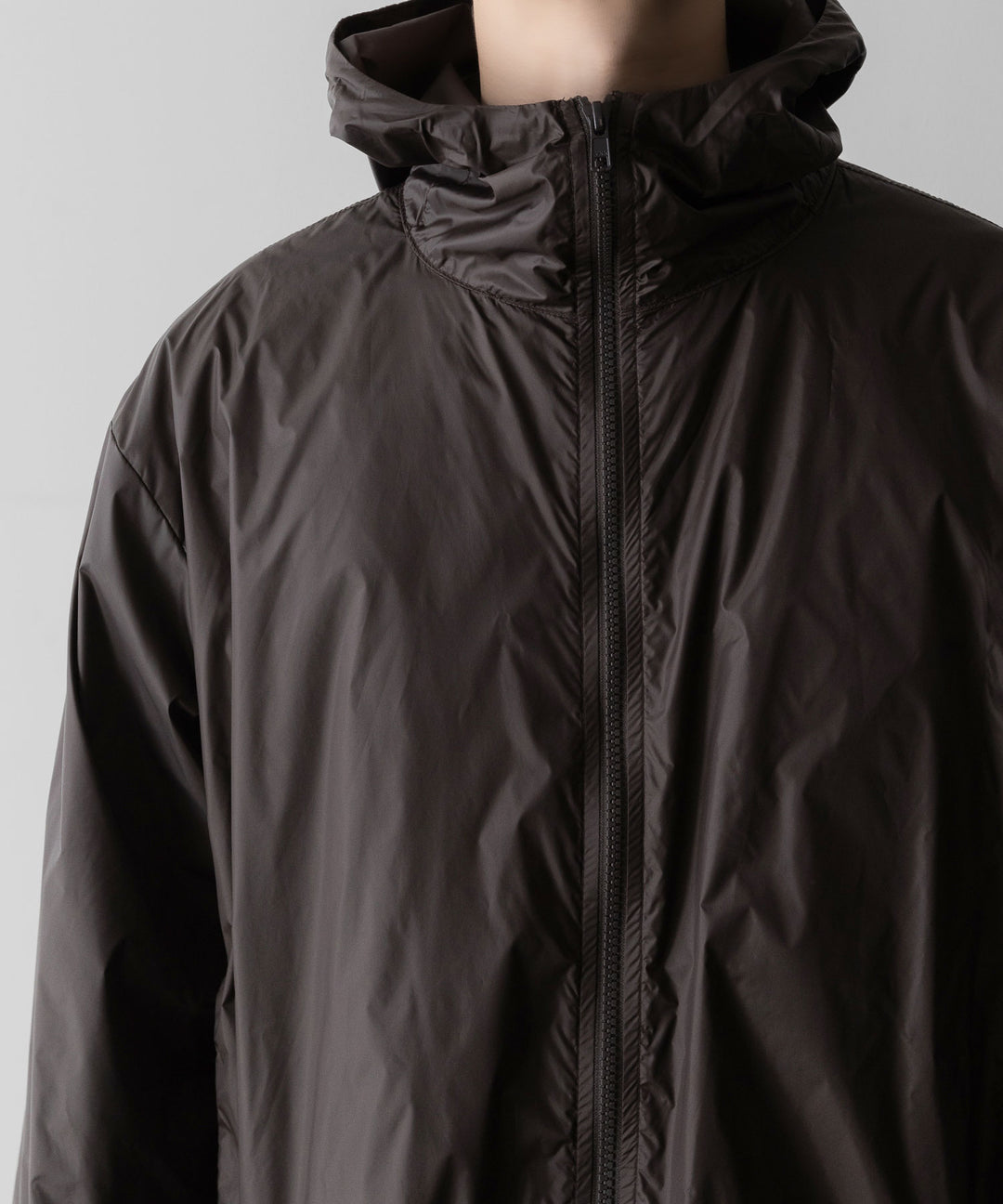 ssstein(シュタイン)のEXTRA LIGHT NYLON SHIRRED ZIP HOOD JACKET - DARK BROWNの公式通販サイトsession福岡セレクトショップ