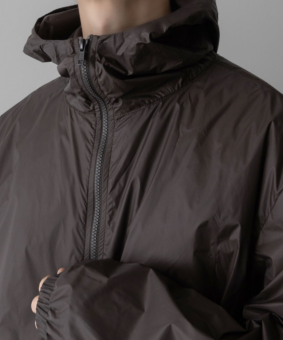 ssstein(シュタイン)のEXTRA LIGHT NYLON SHIRRED ZIP HOOD JACKET - DARK BROWNの公式通販サイトsession福岡セレクトショップ
