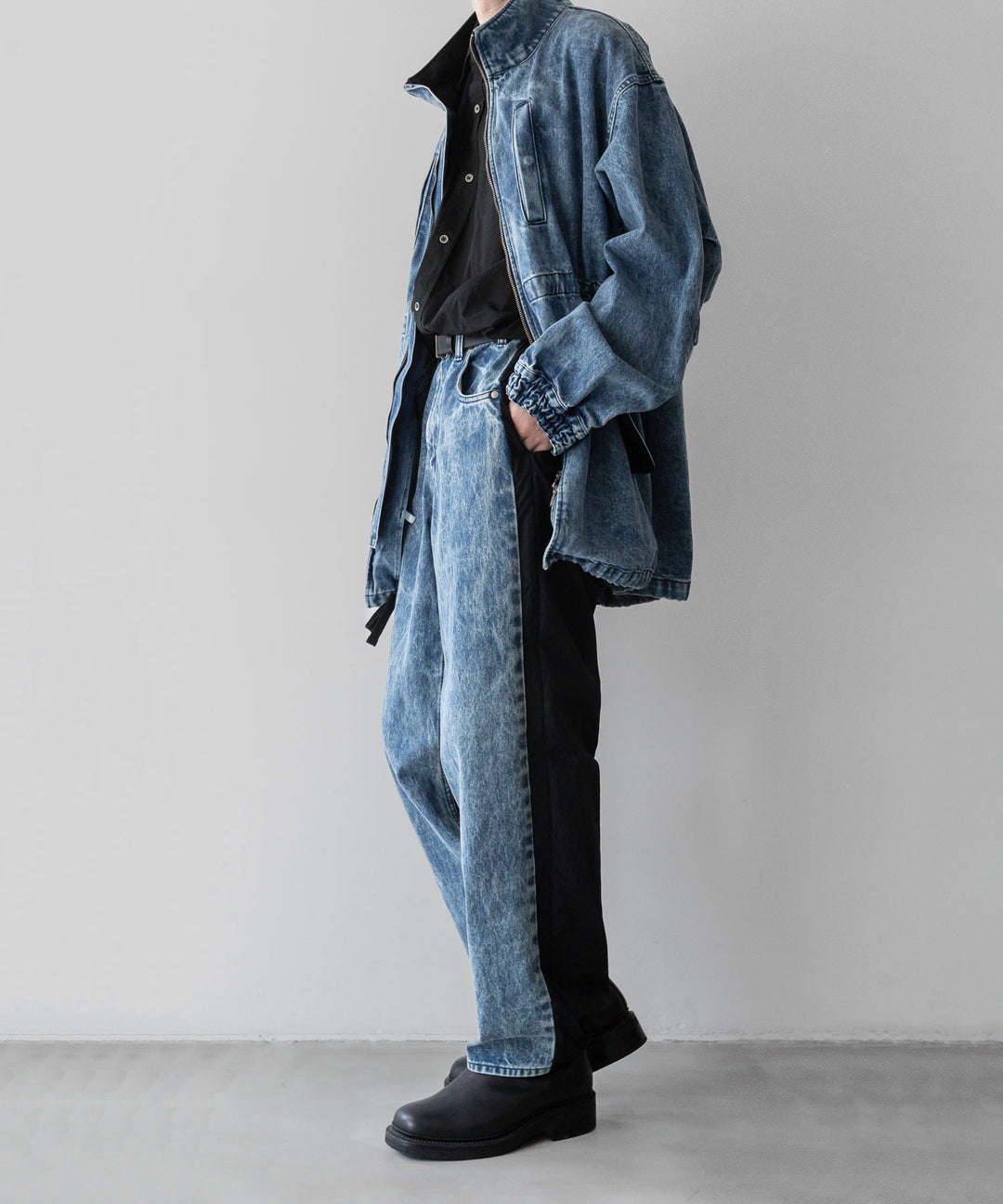 stein(シュタイン)の24SSコレクションNYLON COMBINATION CHEMICAL BLEACHED DENIM JEANSのINDIGO