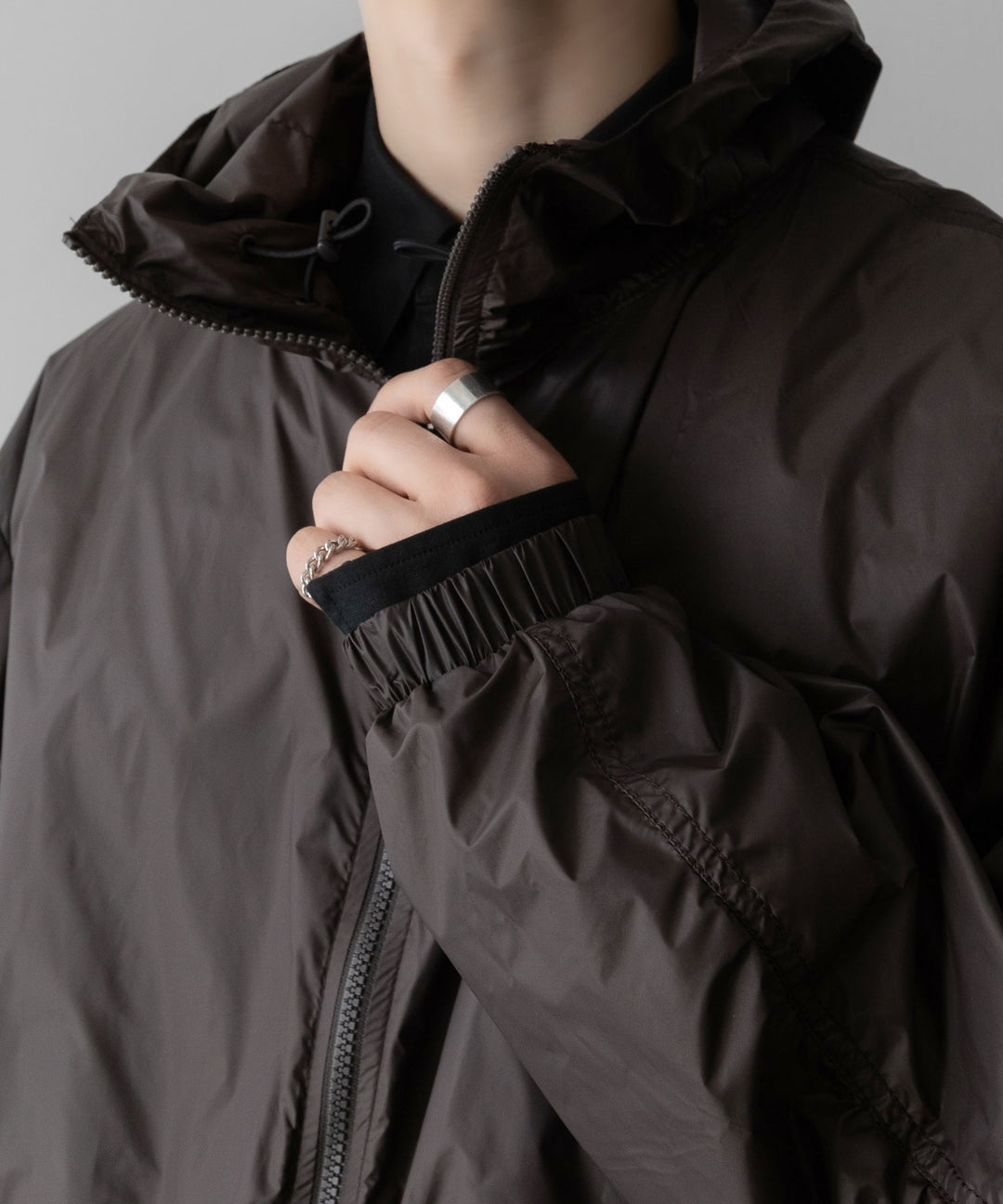 ssstein(シュタイン)のEXTRA LIGHT NYLON SHIRRED ZIP HOOD JACKET - DARK BROWNの公式通販サイトsession福岡セレクトショップ
