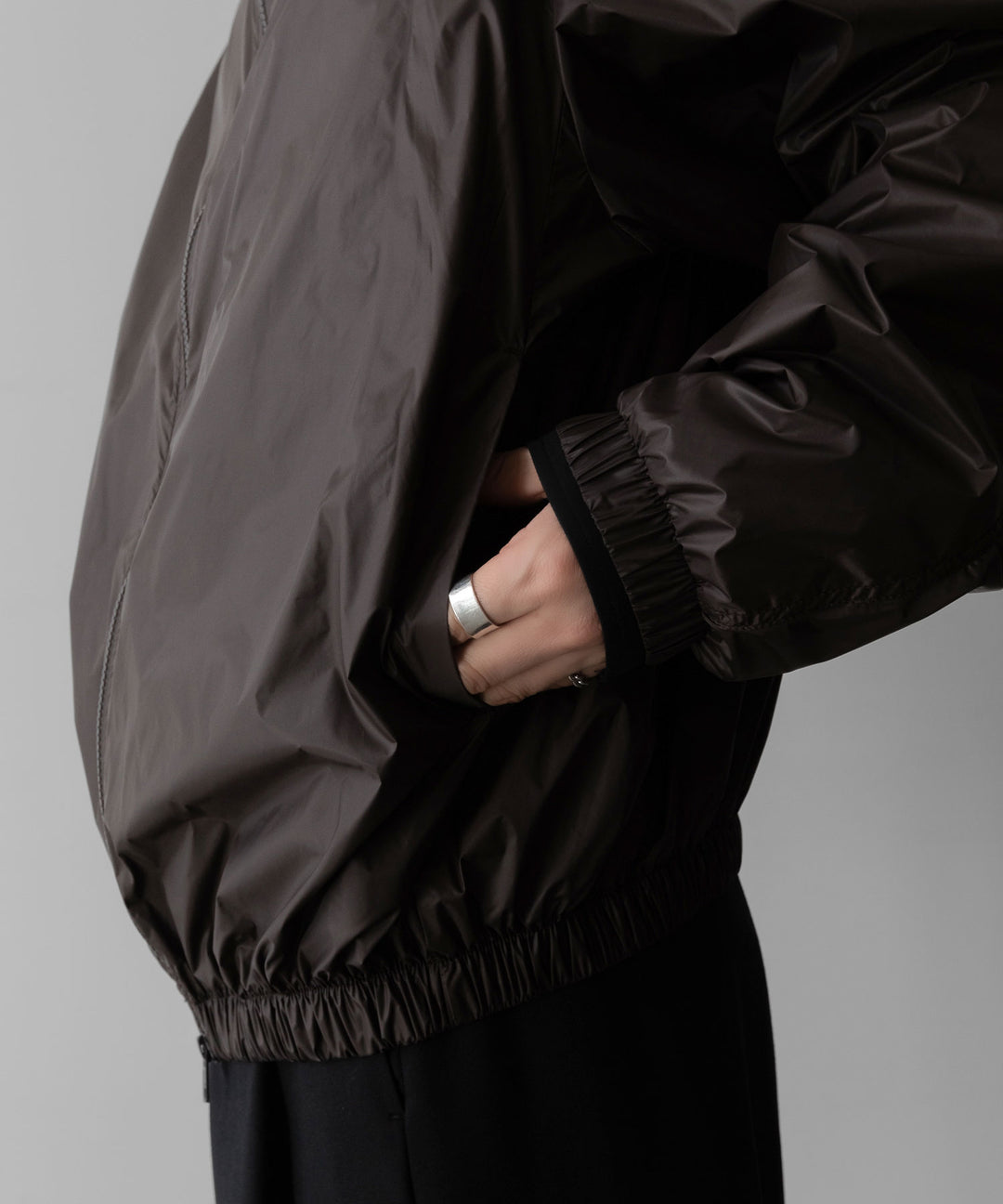ssstein(シュタイン)のEXTRA LIGHT NYLON SHIRRED ZIP HOOD JACKET - DARK BROWNの公式通販サイトsession福岡セレクトショップ