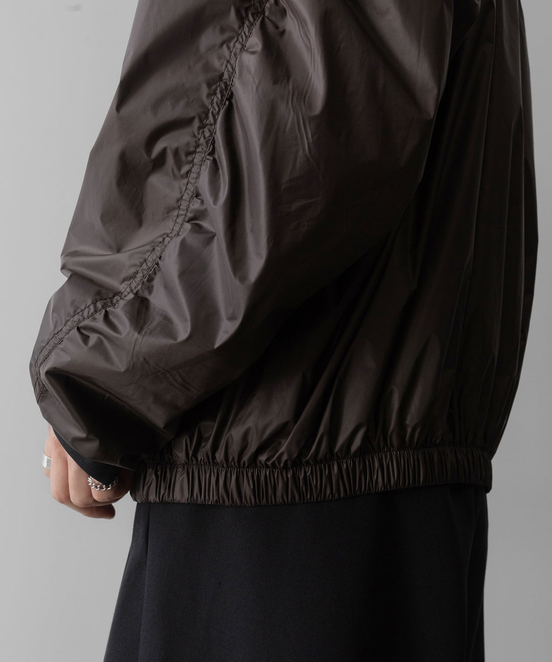 ssstein(シュタイン)のEXTRA LIGHT NYLON SHIRRED ZIP HOOD JACKET - DARK BROWNの公式通販サイトsession福岡セレクトショップ