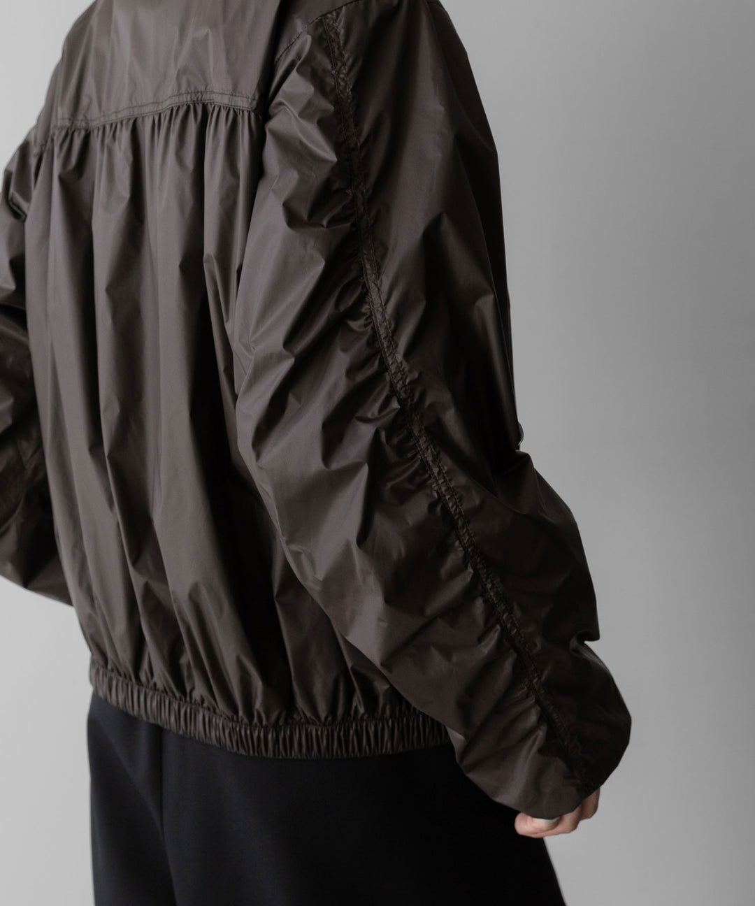 ssstein(シュタイン)のEXTRA LIGHT NYLON SHIRRED ZIP HOOD JACKET - DARK BROWNの公式通販サイトsession福岡セレクトショップ