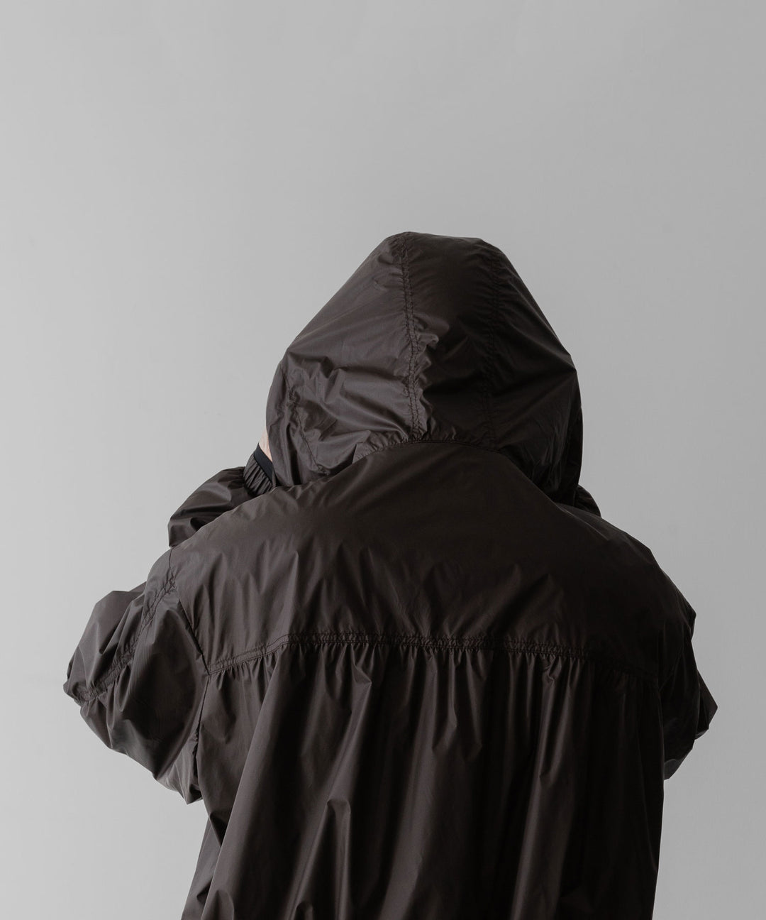 ssstein(シュタイン)のEXTRA LIGHT NYLON SHIRRED ZIP HOOD JACKET - DARK BROWNの公式通販サイトsession福岡セレクトショップ