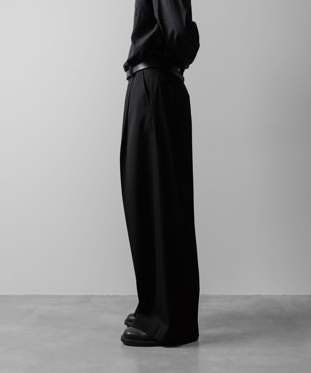 ssstein(シュタイン)のEXTRA WIDE TROUSERS(2/90 WOOL GABARDINE) - BLACKの公式通販サイトsession福岡セレクトショップ
