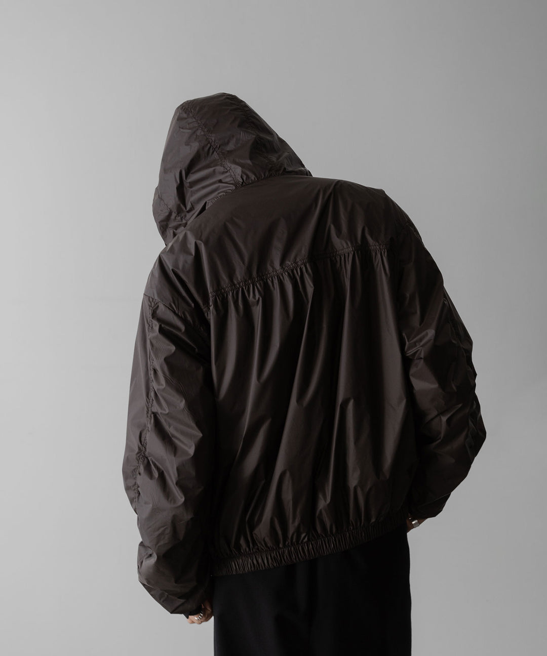 ssstein(シュタイン)のEXTRA LIGHT NYLON SHIRRED ZIP HOOD JACKET - DARK BROWNの公式通販サイトsession福岡セレクトショップ