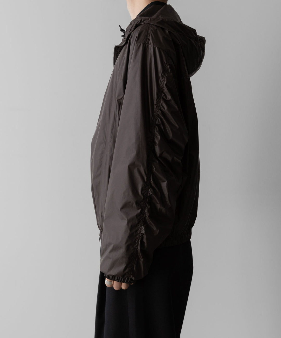 ssstein(シュタイン)のEXTRA LIGHT NYLON SHIRRED ZIP HOOD JACKET - DARK BROWNの公式通販サイトsession福岡セレクトショップ