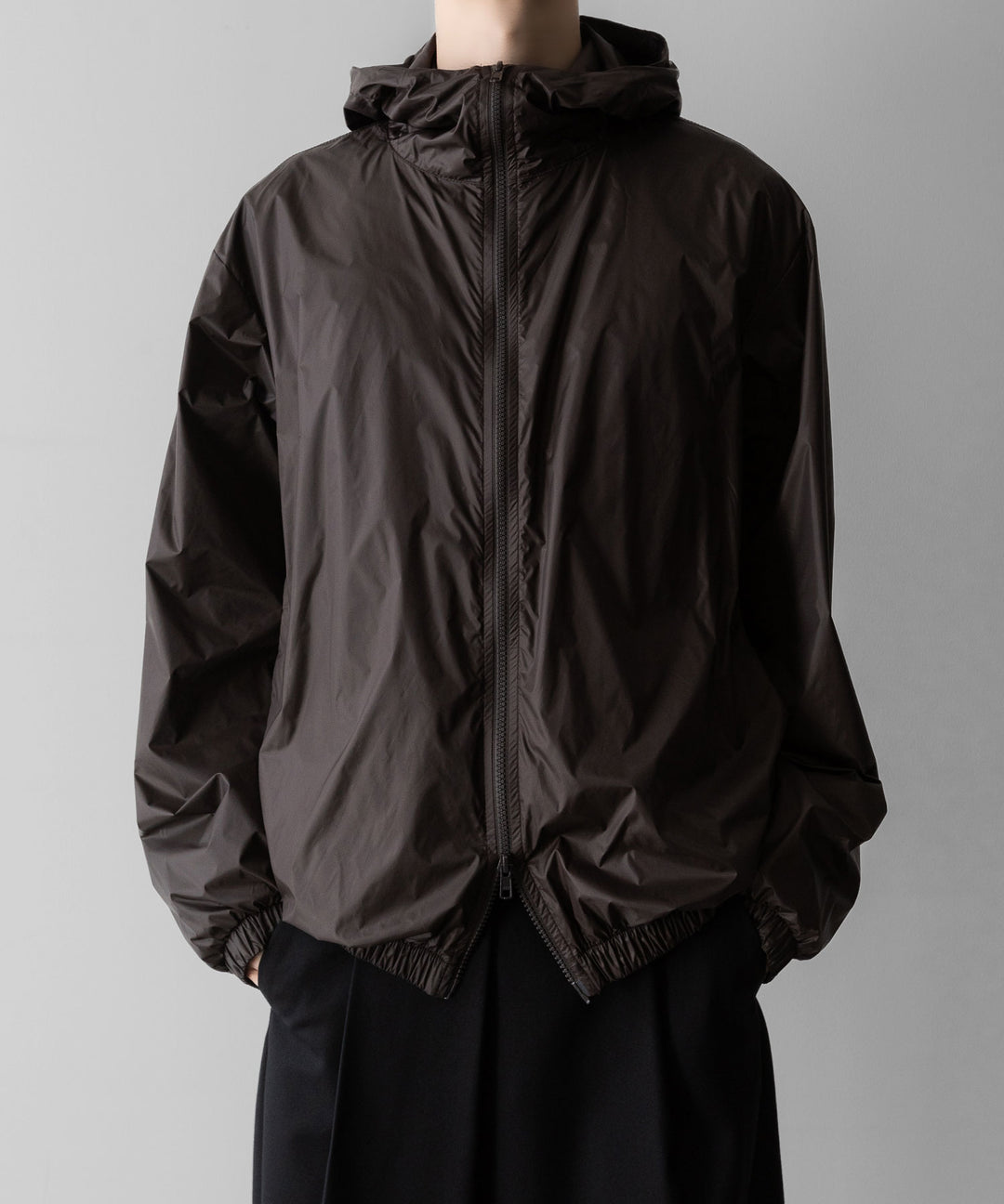 ssstein(シュタイン)のEXTRA LIGHT NYLON SHIRRED ZIP HOOD JACKET - DARK BROWNの公式通販サイトsession福岡セレクトショップ