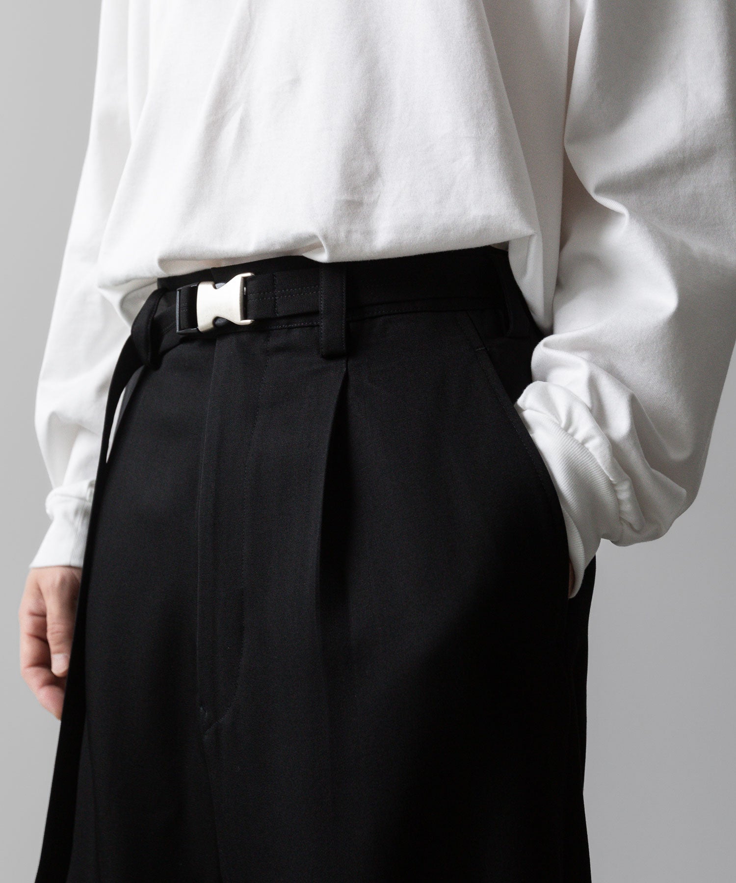 UJOH ウジョーのBELTED WIDE STRAIGHT PNT BLACKの公式通販サイトsession福岡セレクトショップ