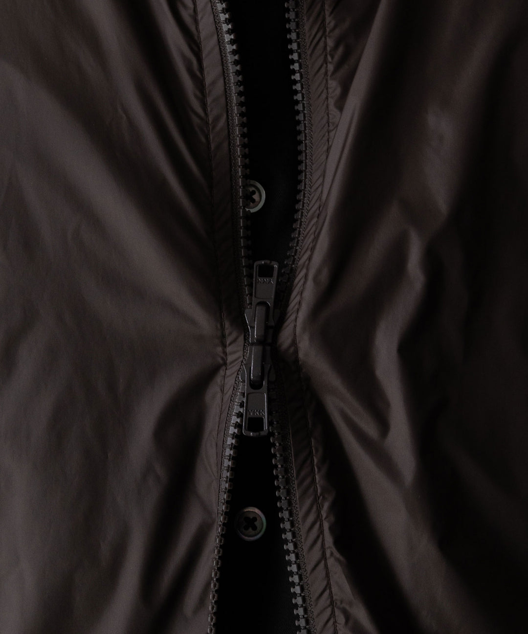 ssstein(シュタイン)のEXTRA LIGHT NYLON SHIRRED ZIP HOOD JACKET - DARK BROWNの公式通販サイトsession福岡セレクトショップ