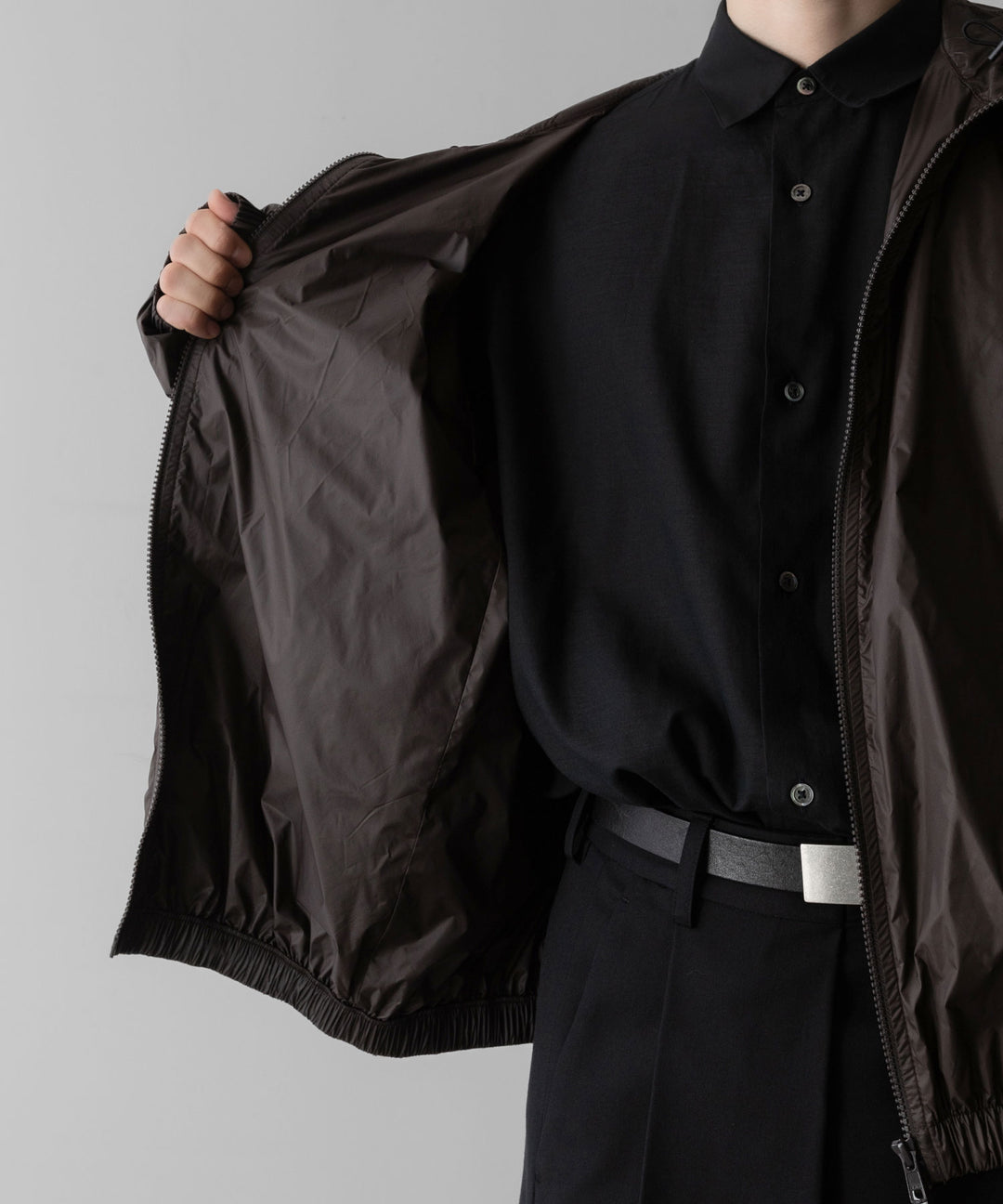 ssstein(シュタイン)のEXTRA LIGHT NYLON SHIRRED ZIP HOOD JACKET - DARK BROWNの公式通販サイトsession福岡セレクトショップ