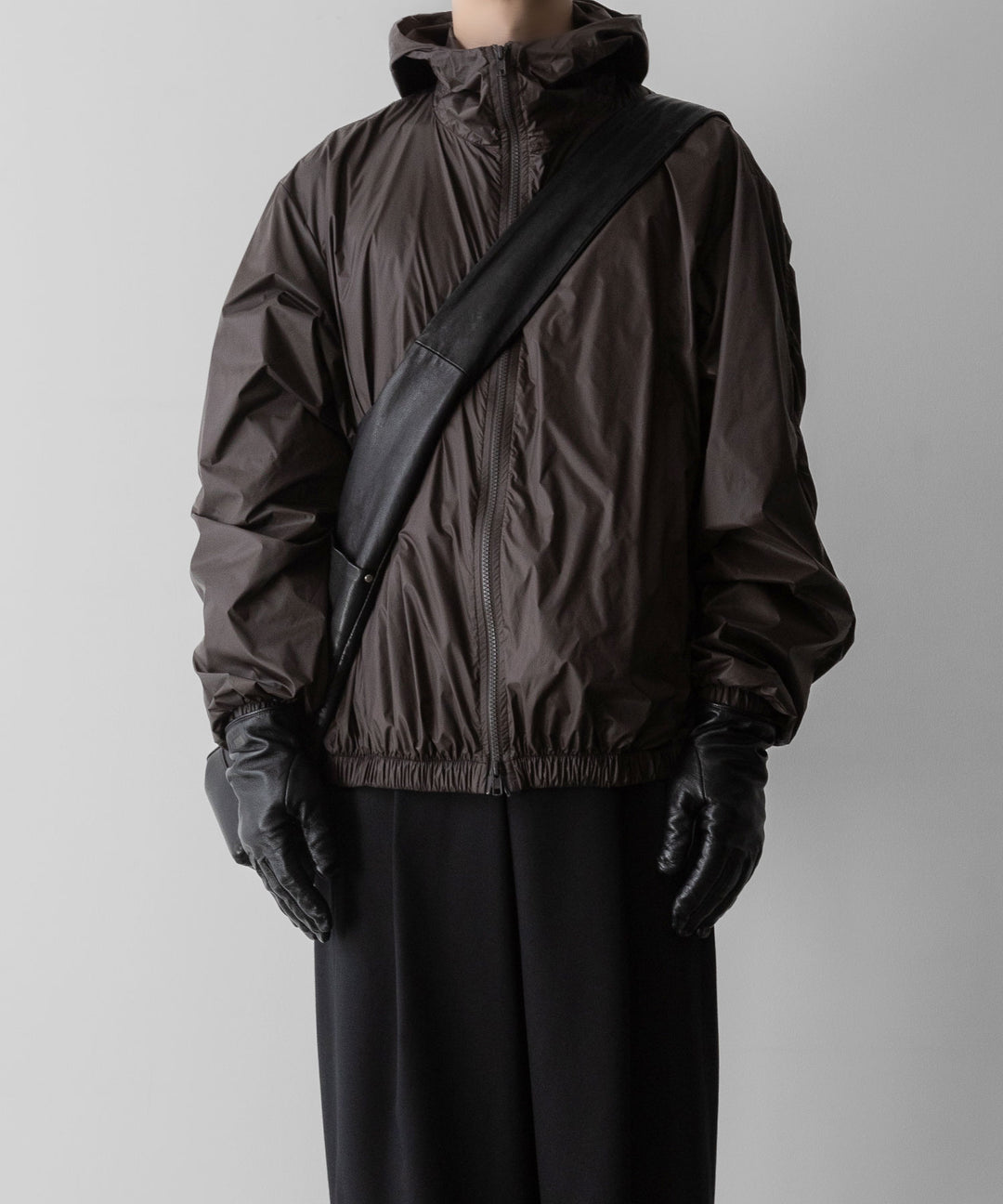 ssstein(シュタイン)のEXTRA LIGHT NYLON SHIRRED ZIP HOOD JACKET - DARK BROWNの公式通販サイトsession福岡セレクトショップ