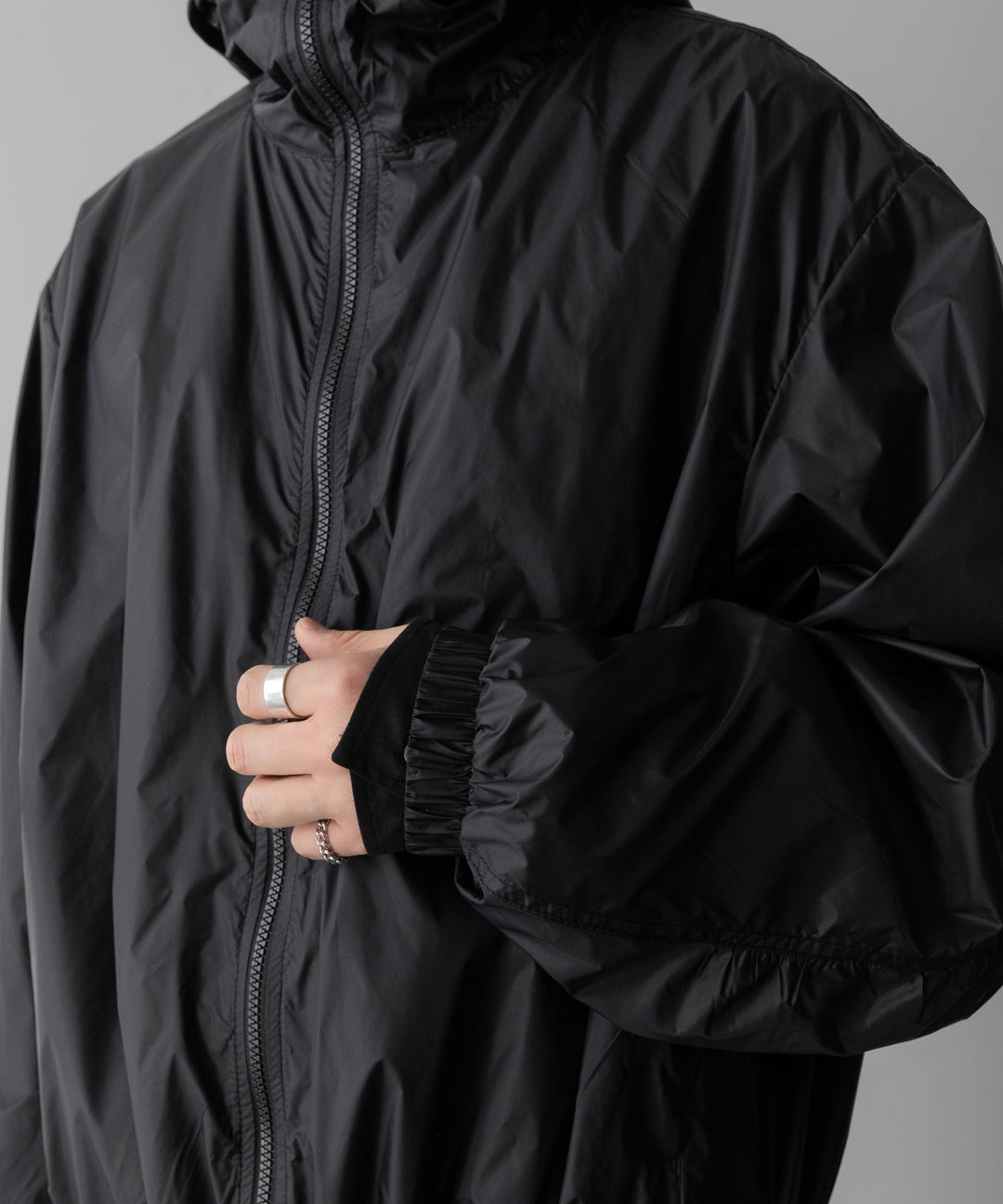 ssstein(シュタイン)のEXTRA LIGHT NYLON SHIRRED ZIP HOOD JACKET -BLACKの公式通販サイトsession福岡セレクトショップ
