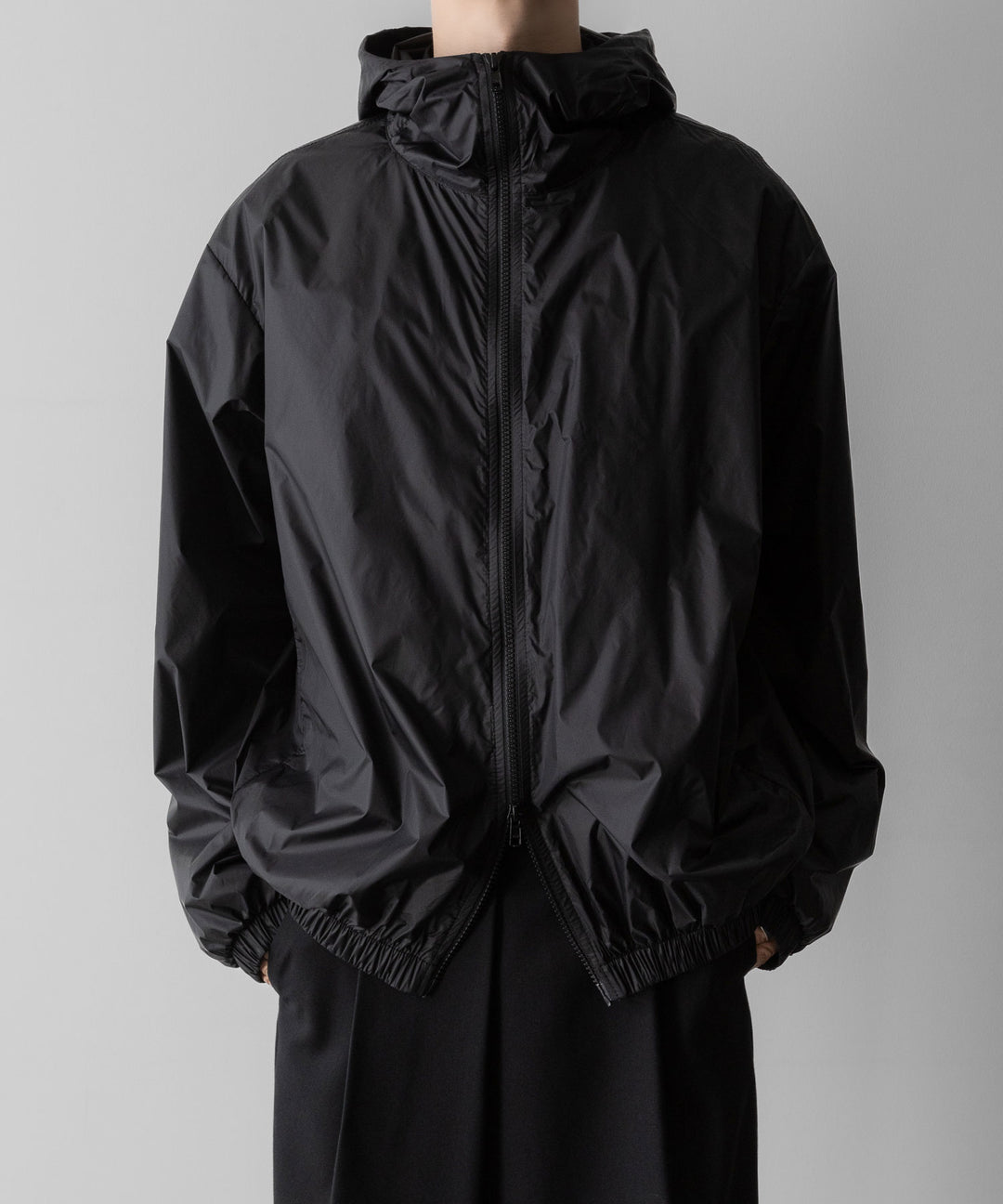 ssstein(シュタイン)のEXTRA LIGHT NYLON SHIRRED ZIP HOOD JACKET -BLACKの公式通販サイトsession福岡セレクトショップ