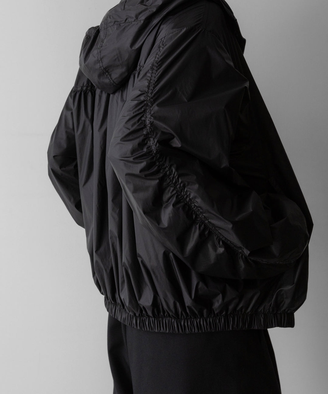 ssstein(シュタイン)のEXTRA LIGHT NYLON SHIRRED ZIP HOOD JACKET -BLACKの公式通販サイトsession福岡セレクトショップ