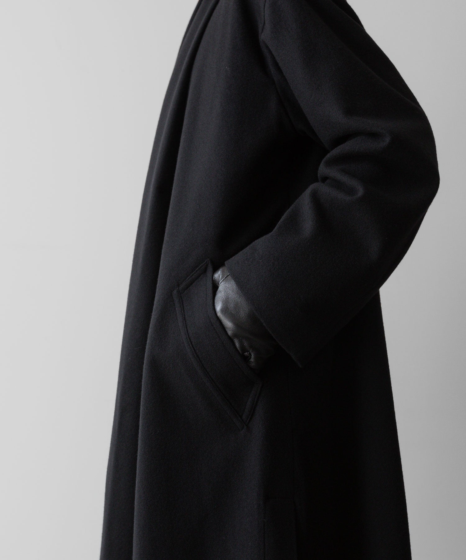 UJOH(ウジョー)のSTOLE COLLAR COAT - BLACKの公式通販サイトsession福岡セレクトショップ