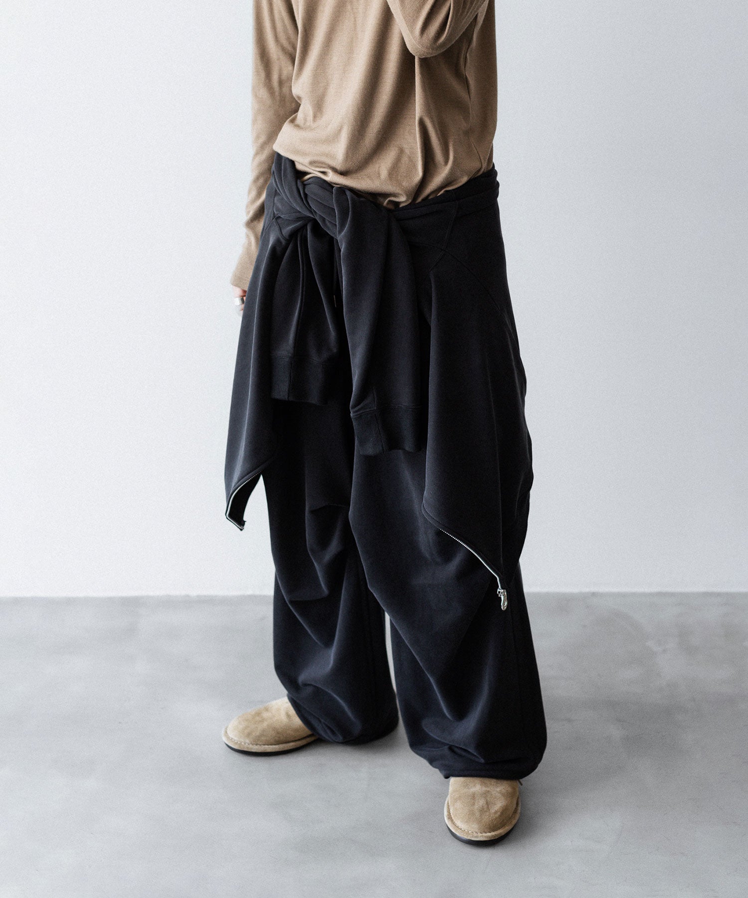 【KANEMASA PHIL.】28G CUPRO OVER CARGO PANTS - BLACK