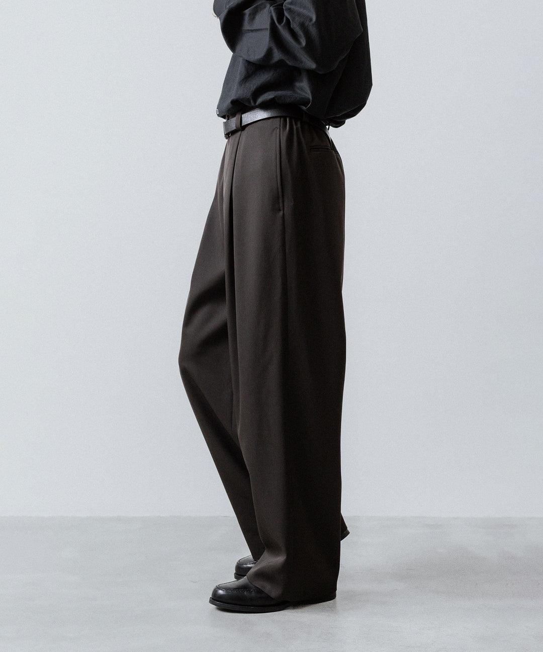 ssstein(シュタイン)のEASY WIDE TROUSERS (2/90 WOOL GABARDINE) - GREY KHAKIの公式通販サイトsession福岡セレクトショップ