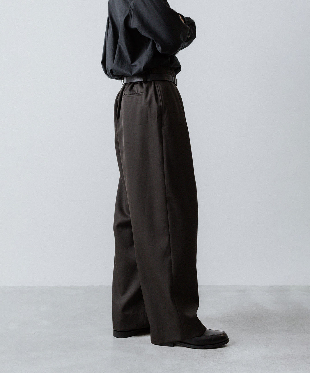ssstein(シュタイン)のEASY WIDE TROUSERS (2/90 WOOL GABARDINE) - GREY KHAKIの公式通販サイトsession福岡セレクトショップ