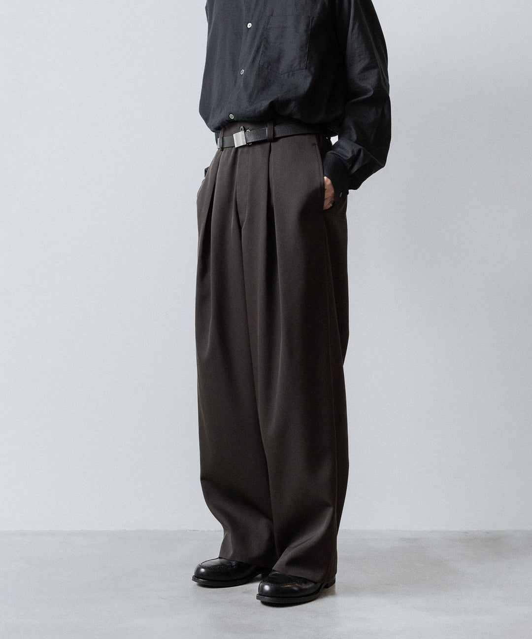 ssstein(シュタイン)のEASY WIDE TROUSERS (2/90 WOOL GABARDINE) - GREY KHAKIの公式通販サイトsession福岡セレクトショップ