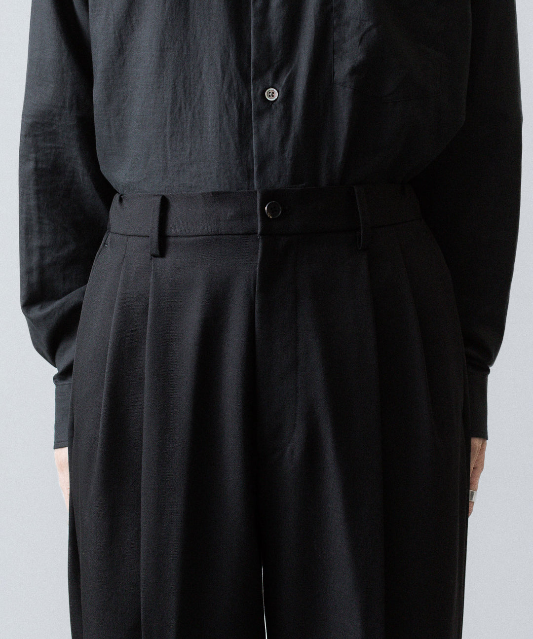 ssstein(シュタイン)のTWO TUCK EASY TROUSERS (2/60 WOOL GABARDINE) - BLACKの公式通販サイトsession福岡セレクトショップ