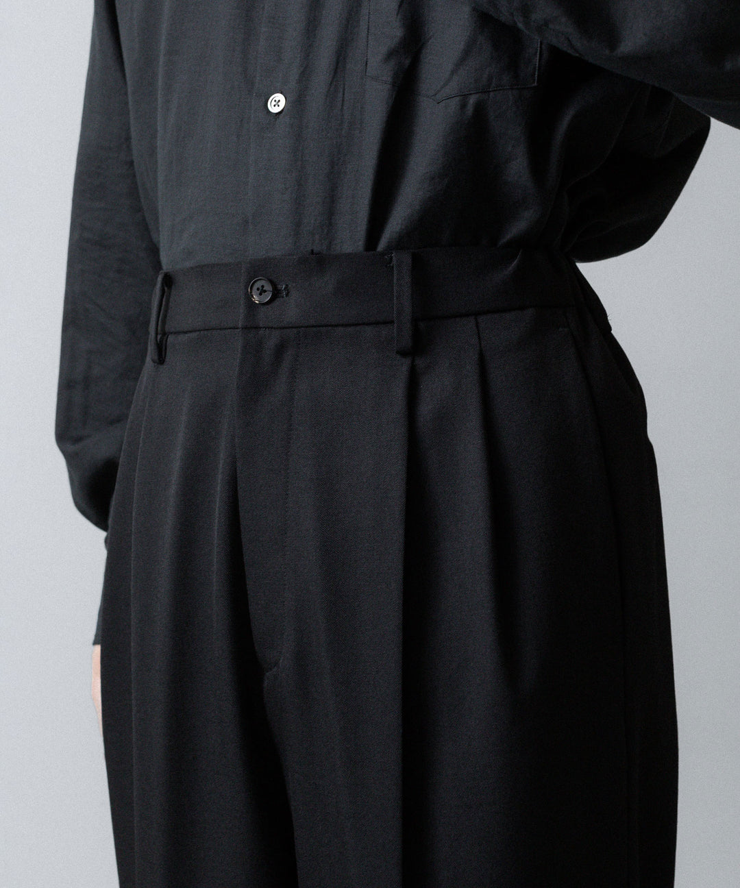 ssstein(シュタイン)のTWO TUCK EASY TROUSERS (2/60 WOOL GABARDINE) - BLACKの公式通販サイトsession福岡セレクトショップ