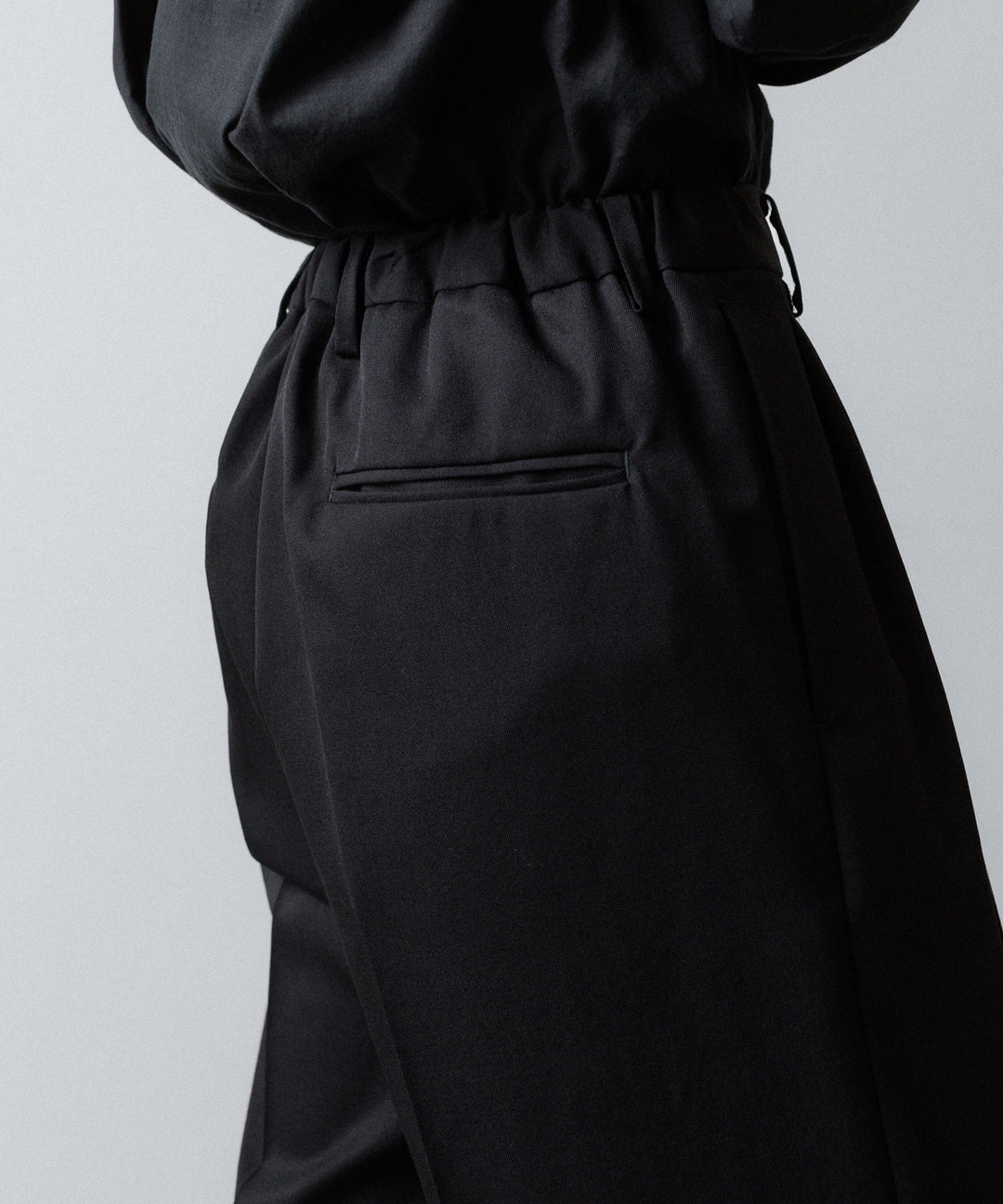 ssstein(シュタイン)のTWO TUCK EASY TROUSERS (2/60 WOOL GABARDINE) - BLACKの公式通販サイトsession福岡セレクトショップ