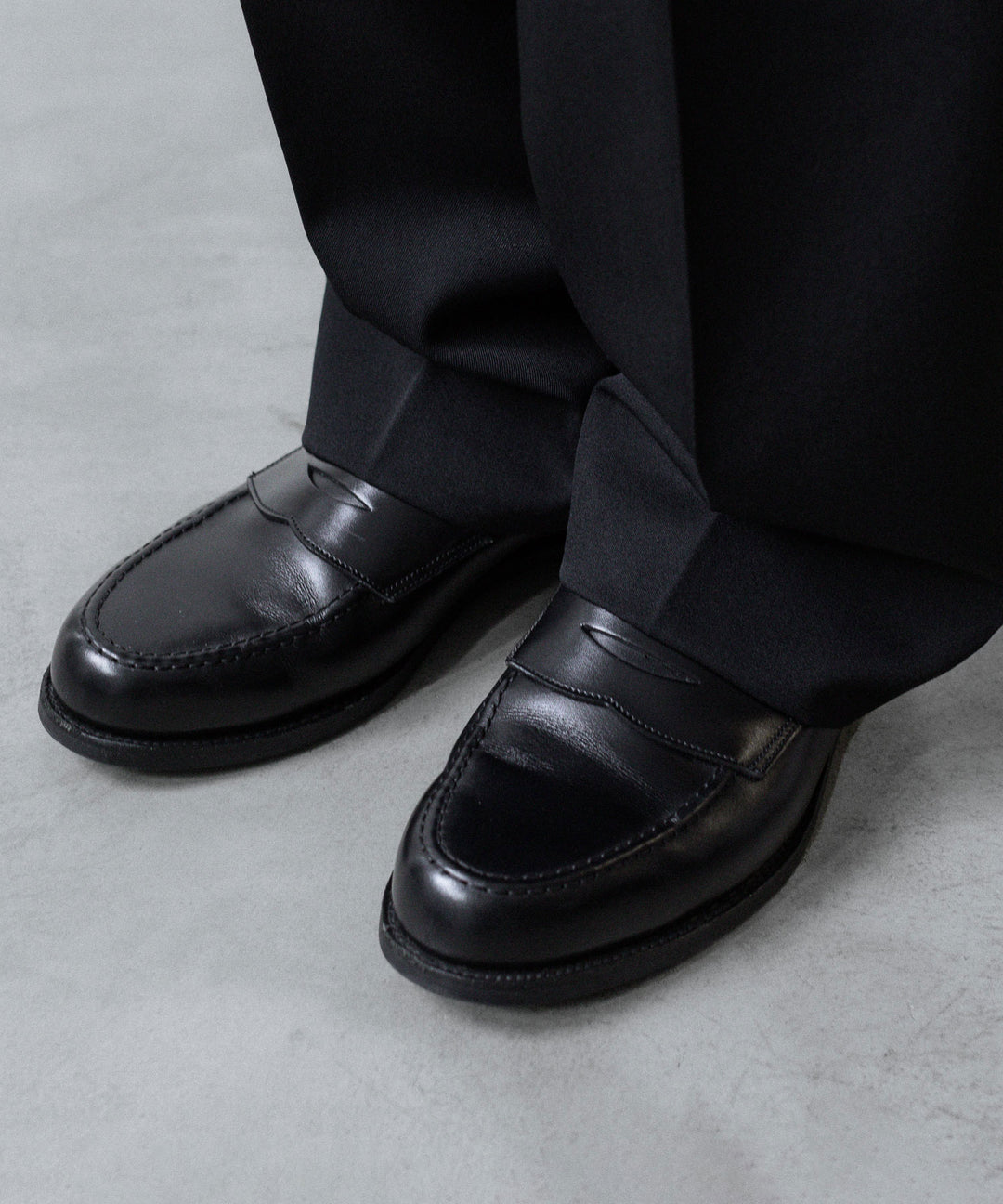 ssstein(シュタイン)のTWO TUCK EASY TROUSERS (2/60 WOOL GABARDINE) - BLACKの公式通販サイトsession福岡セレクトショップ