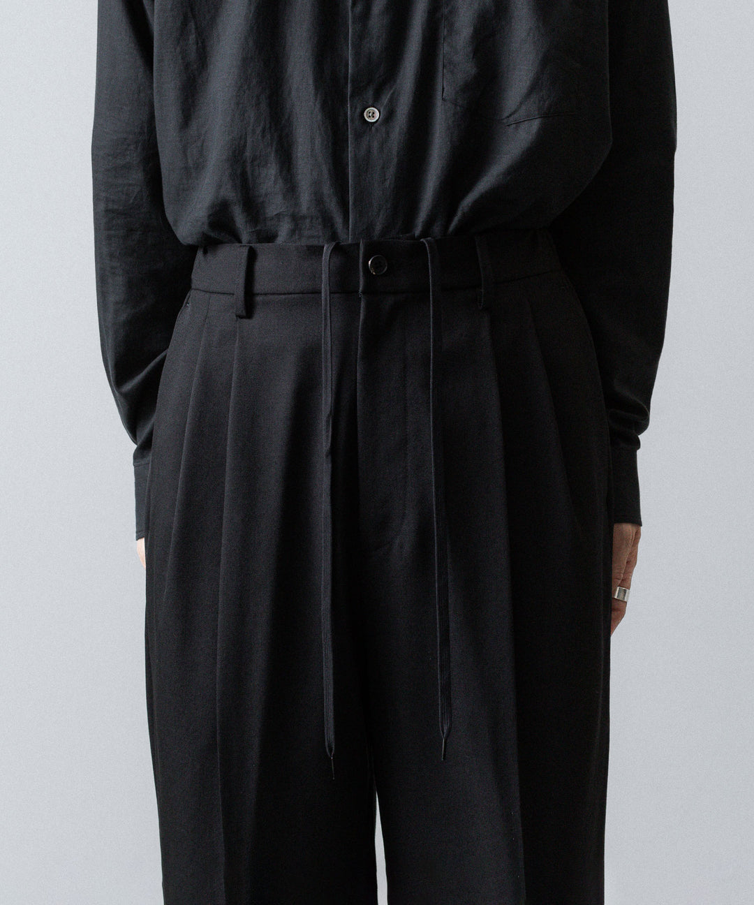 ssstein(シュタイン)のTWO TUCK EASY TROUSERS (2/60 WOOL GABARDINE) - BLACKの公式通販サイトsession福岡セレクトショップ
