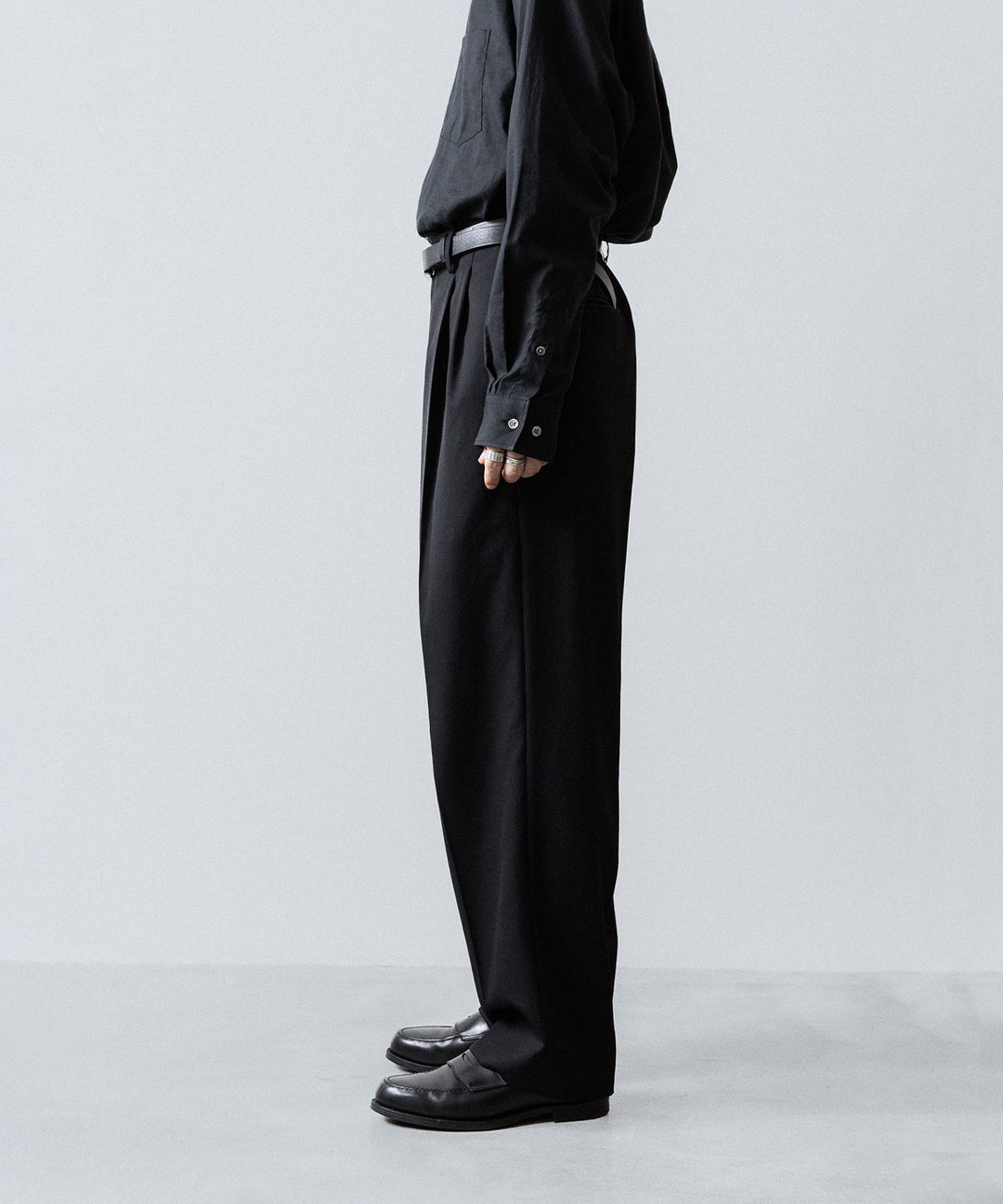 ssstein(シュタイン)のTWO TUCK EASY TROUSERS (2/60 WOOL GABARDINE) - BLACKの公式通販サイトsession福岡セレクトショップ