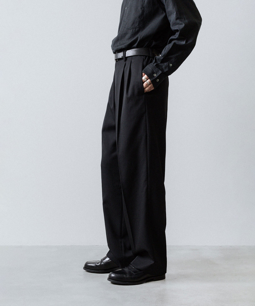 ssstein(シュタイン)のTWO TUCK EASY TROUSERS (2/60 WOOL GABARDINE) - BLACKの公式通販サイトsession福岡セレクトショップ