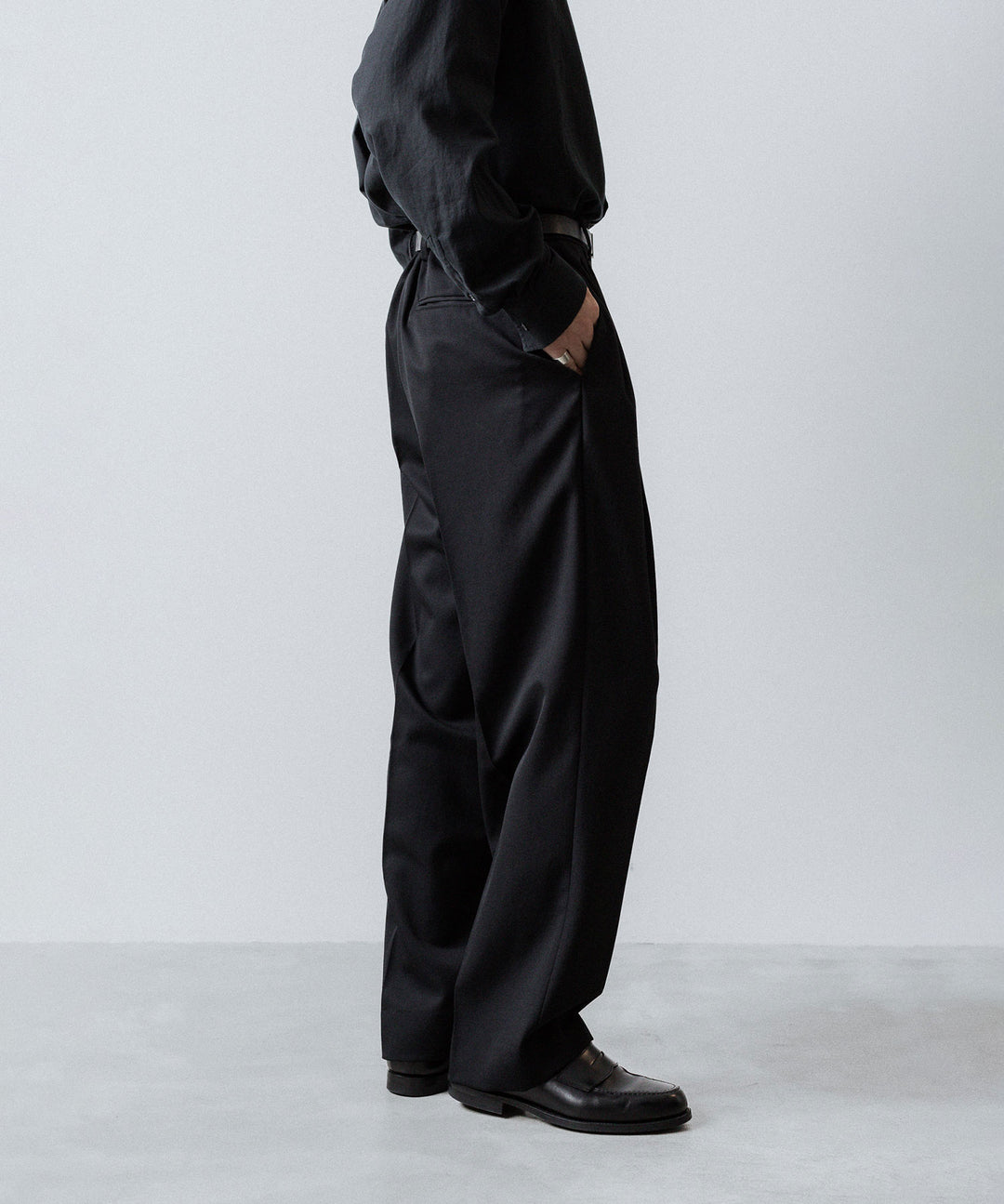 ssstein(シュタイン)のTWO TUCK EASY TROUSERS (2/60 WOOL GABARDINE) - BLACKの公式通販サイトsession福岡セレクトショップ
