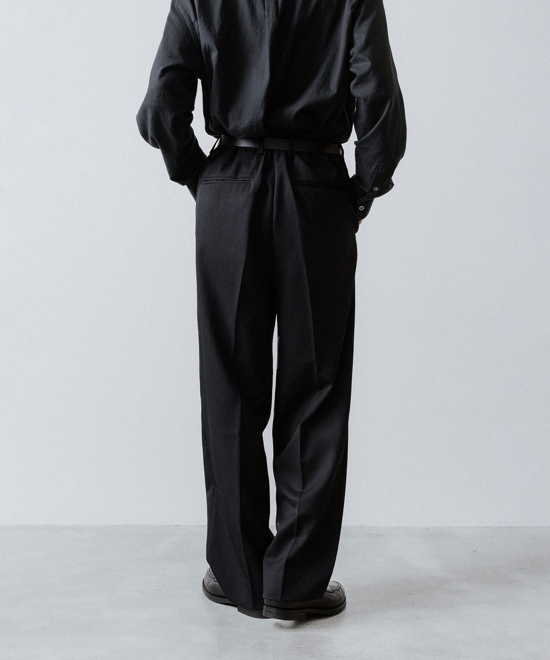 ssstein(シュタイン)のTWO TUCK EASY TROUSERS (2/60 WOOL GABARDINE) - BLACKの公式通販サイトsession福岡セレクトショップ
