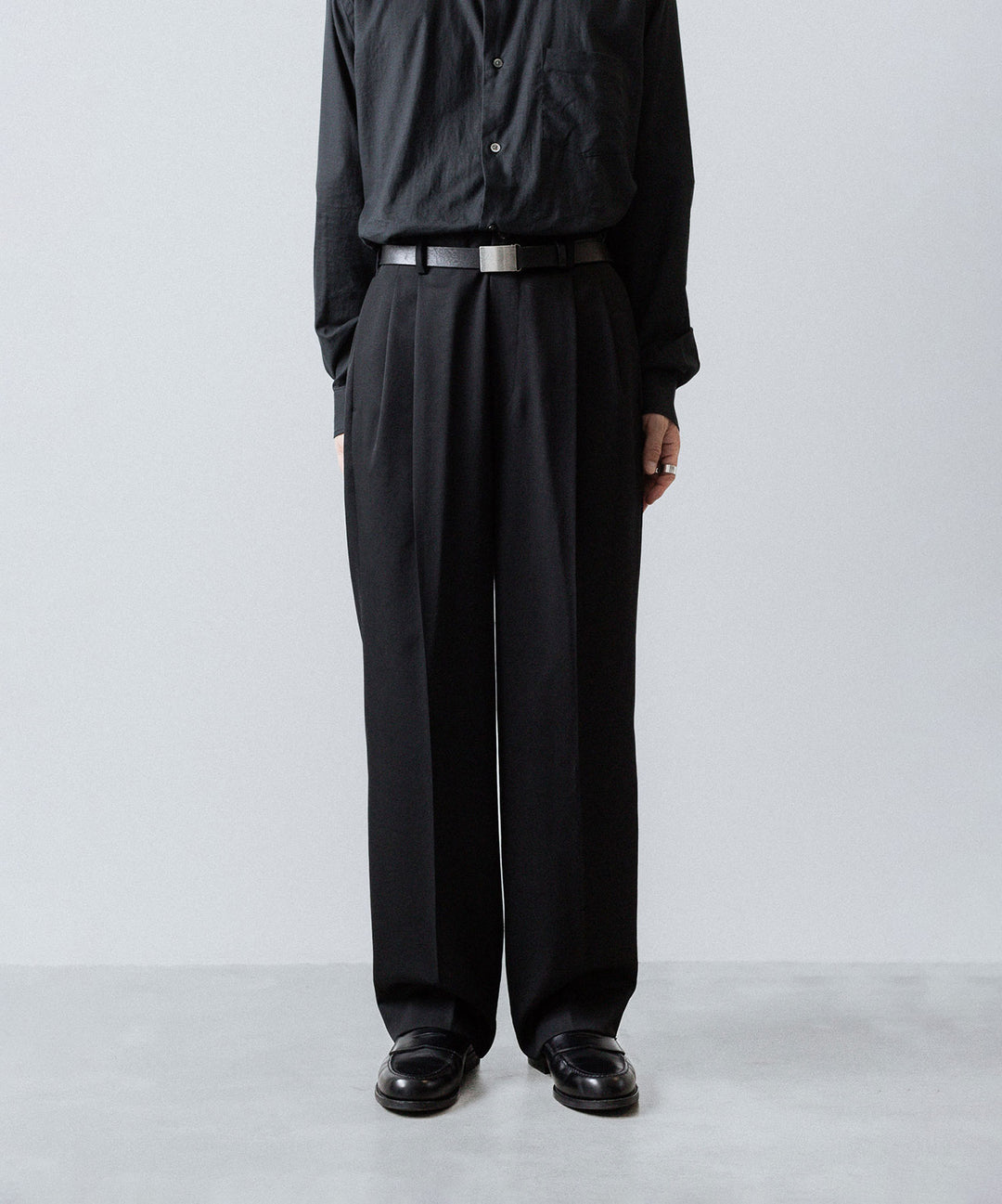 ssstein(シュタイン)のTWO TUCK EASY TROUSERS (2/60 WOOL GABARDINE) - BLACKの公式通販サイトsession福岡セレクトショップ
