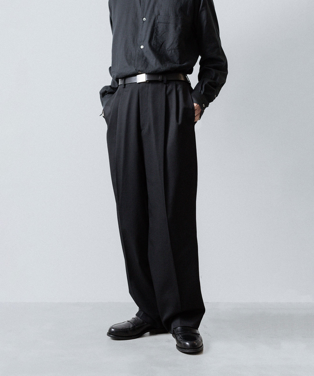 ssstein(シュタイン)のTWO TUCK EASY TROUSERS (2/60 WOOL GABARDINE) - BLACKの公式通販サイトsession福岡セレクトショップ