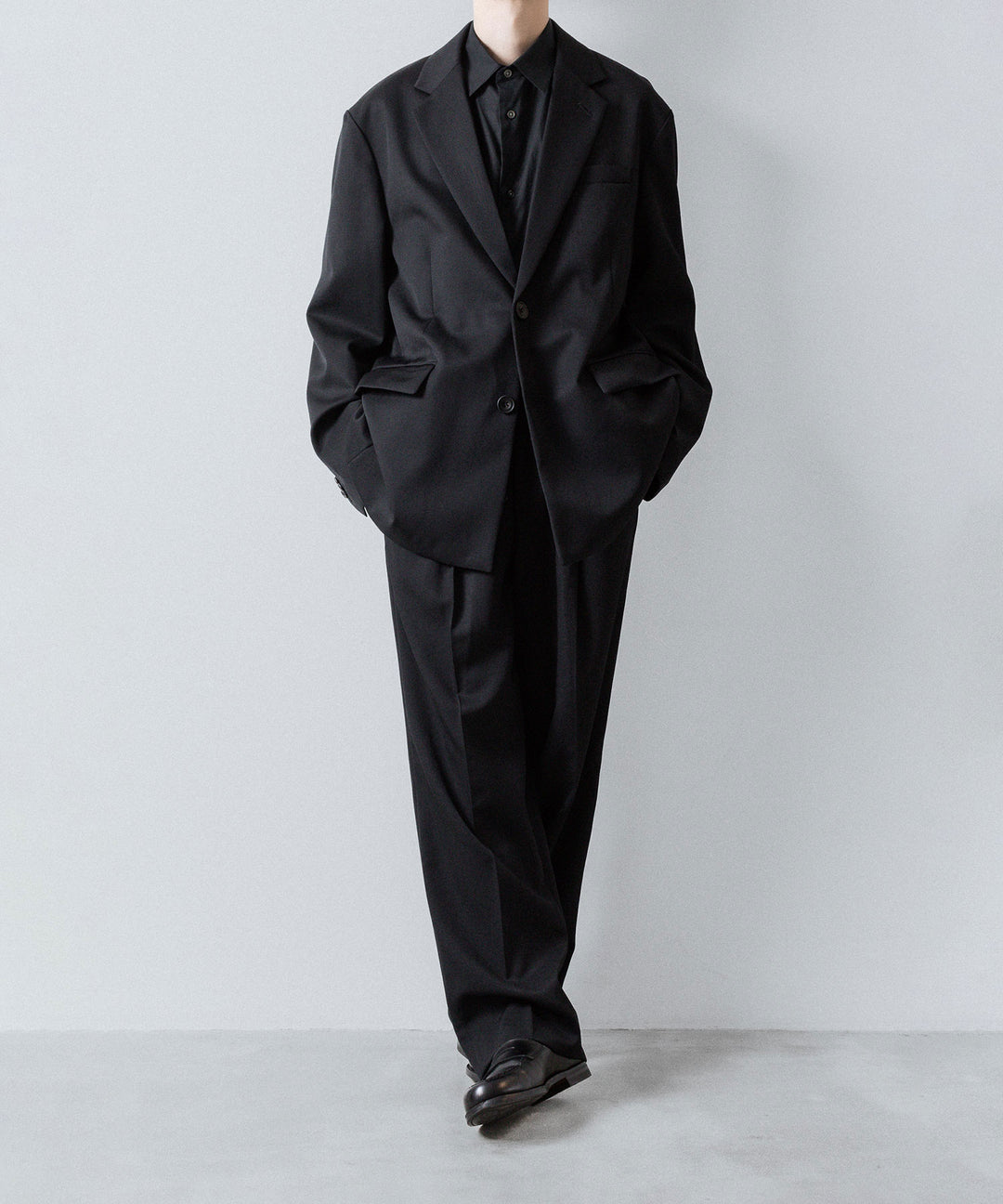 ssstein(シュタイン)のTWO TUCK EASY TROUSERS (2/60 WOOL GABARDINE) - BLACKの公式通販サイトsession福岡セレクトショップ