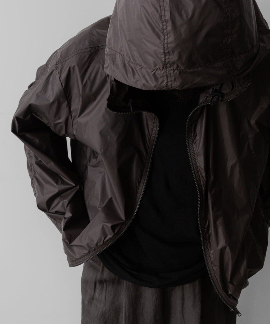【ssstein】EXTRA LIGHT NYLON SHIRRED ZIP HOOD JACKET - DARK BROWN