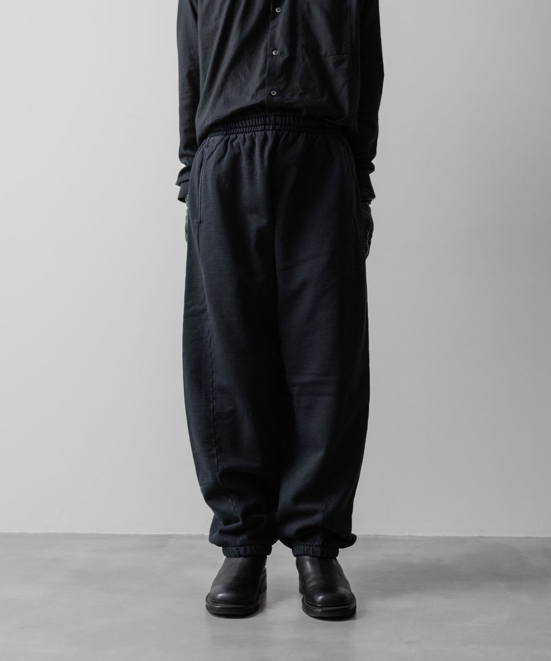 【ssstein】UNTWISTED YARN FADE SWEAT TWIST SEAM PANTS - DARK NAVY