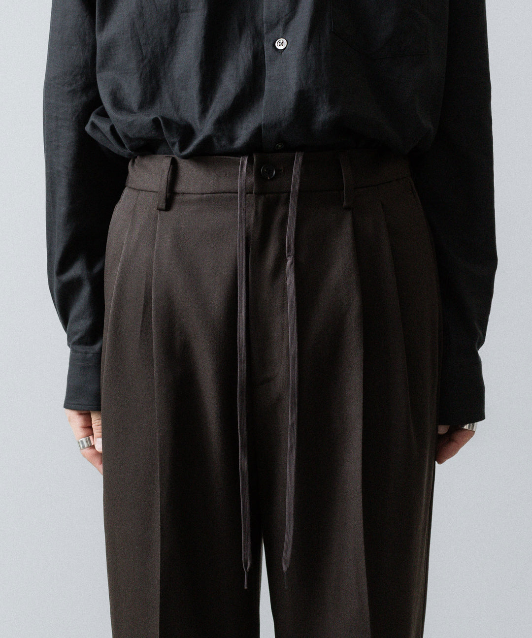 ssstein(シュタイン)のTWO TUCK EASY TROUSERS (2/60 WOOL GABARDINE) - MILITARY KHAKIの公式通販サイトsession福岡セレクトショップ