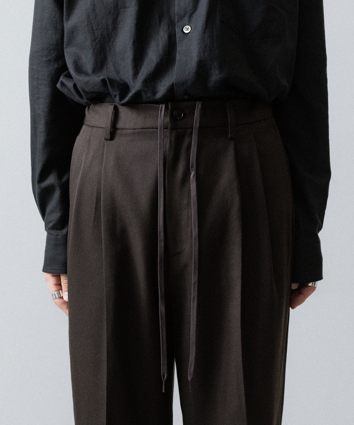 ssstein(シュタイン)のTWO TUCK EASY TROUSERS (2/60 WOOL GABARDINE) - MILITARY KHAKIの公式通販サイトsession福岡セレクトショップ