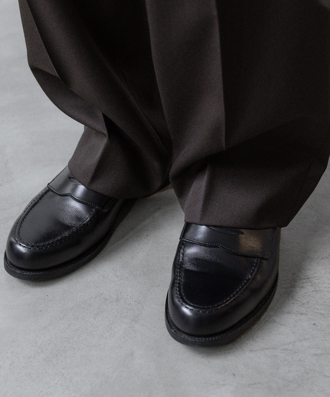 ssstein(シュタイン)のTWO TUCK EASY TROUSERS (2/60 WOOL GABARDINE) - MILITARY KHAKIの公式通販サイトsession福岡セレクトショップ