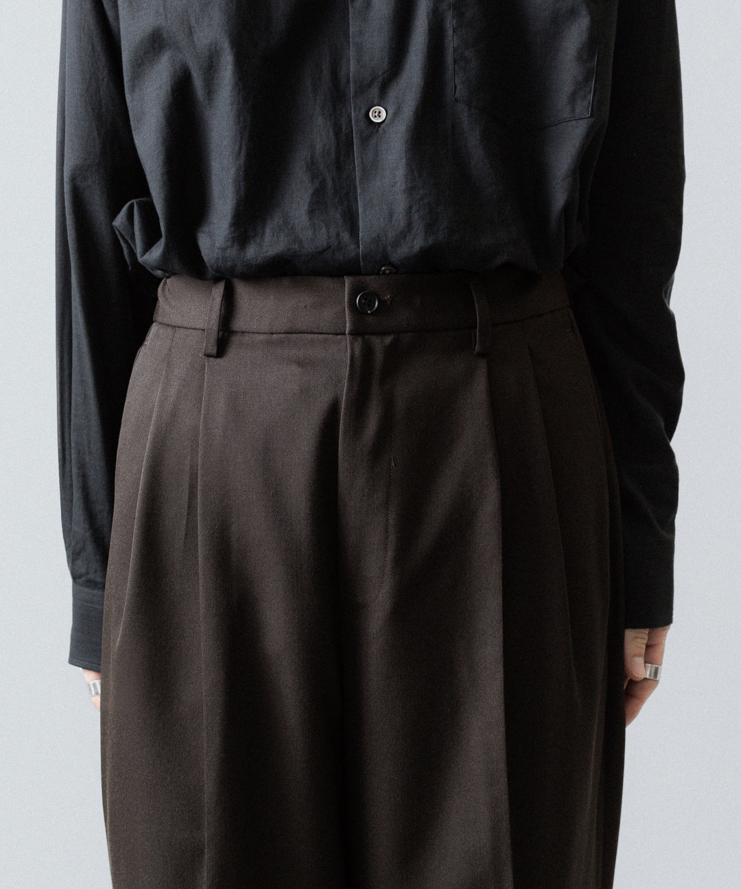ssstein(シュタイン)のTWO TUCK EASY TROUSERS (2/60 WOOL GABARDINE) - MILITARY KHAKIの公式通販サイトsession福岡セレクトショップ