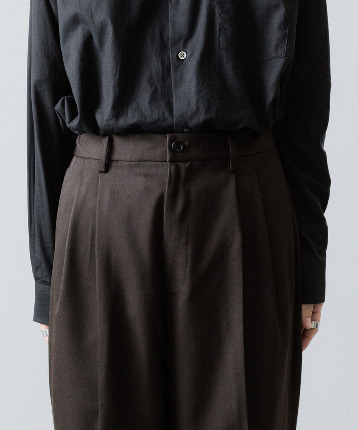 ssstein(シュタイン)のTWO TUCK EASY TROUSERS (2/60 WOOL GABARDINE) - MILITARY KHAKIの公式通販サイトsession福岡セレクトショップ