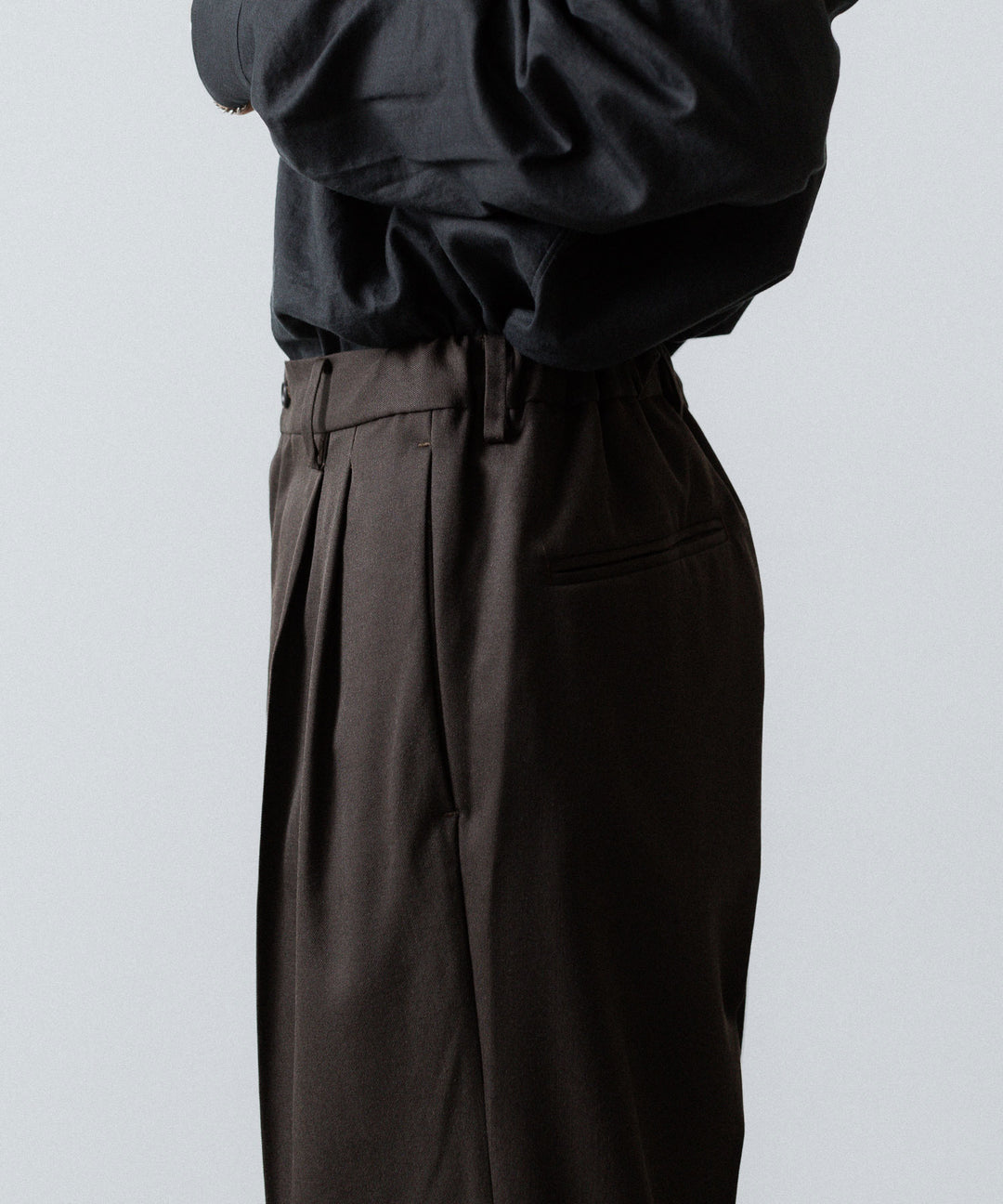 ssstein(シュタイン)のTWO TUCK EASY TROUSERS (2/60 WOOL GABARDINE) - MILITARY KHAKIの公式通販サイトsession福岡セレクトショップ